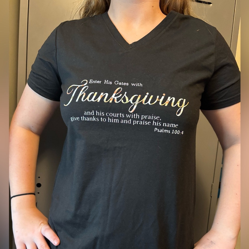 NWOT Black Thanksgiving Graphic T-Shirt V Neck Short Sleeve Size large